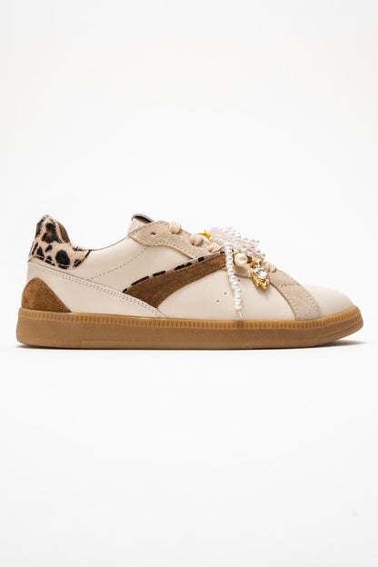 Taren - Zapatillas de cuero beige con hebilla de perlas (Mujer)