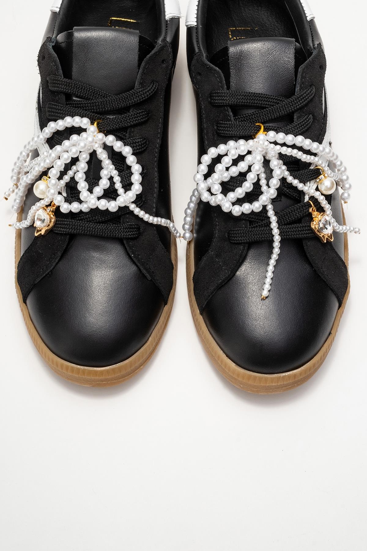 Taren - Zapatillas de cuero negro con hebilla de perlas (mujer)