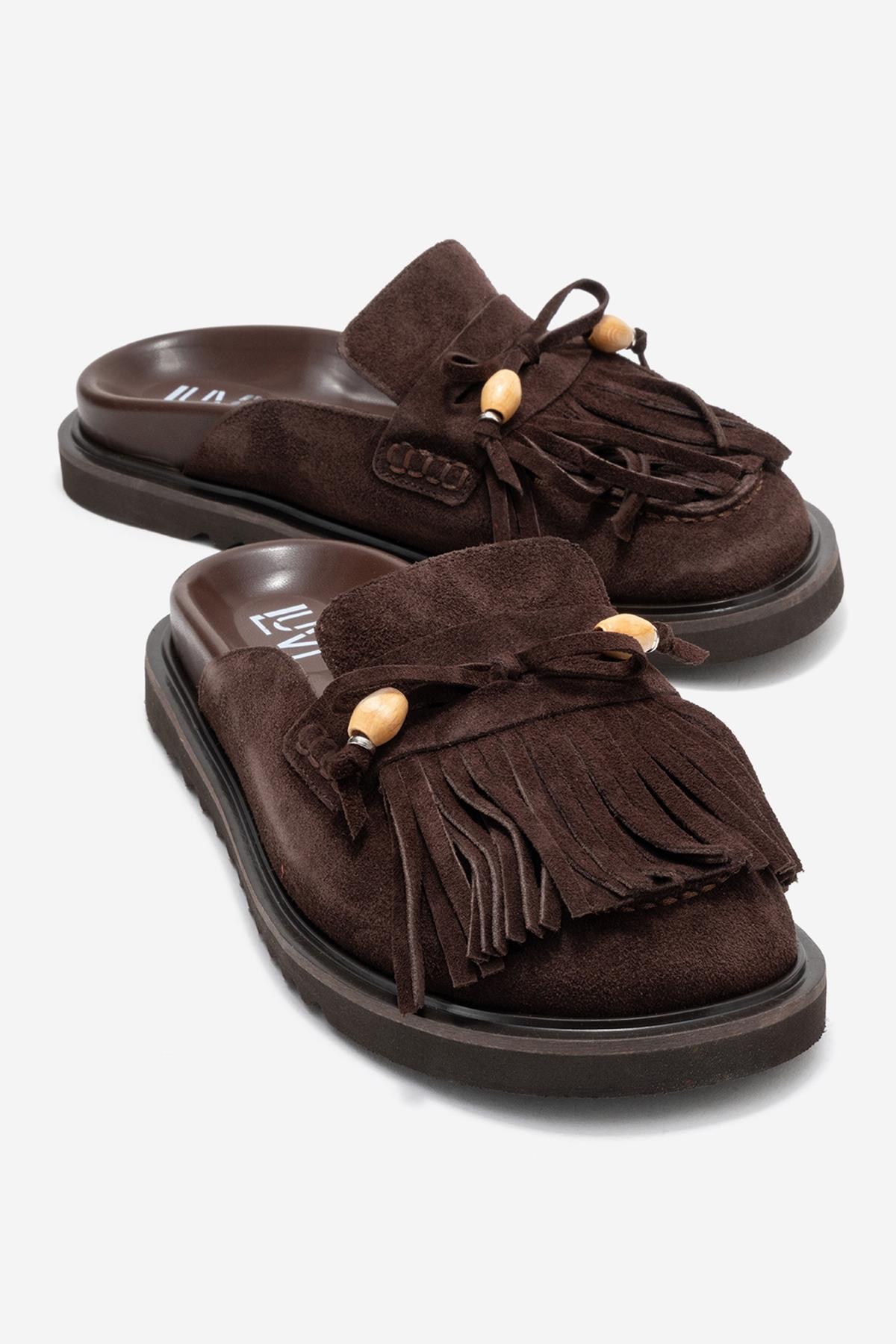 Carol - Mules de cuero de ante marrón con borlas (Mujer)