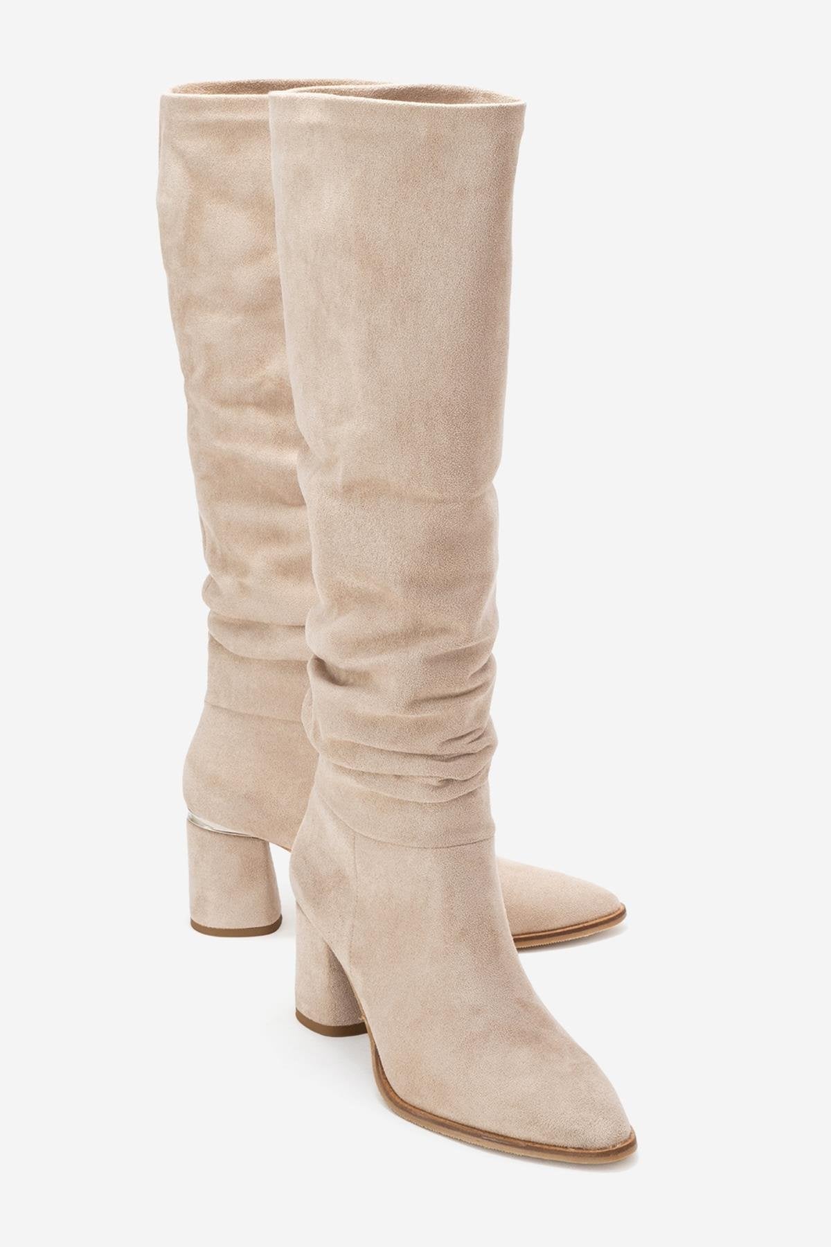 120 - Bota alta de tacón ancho de ante color beige (mujer)