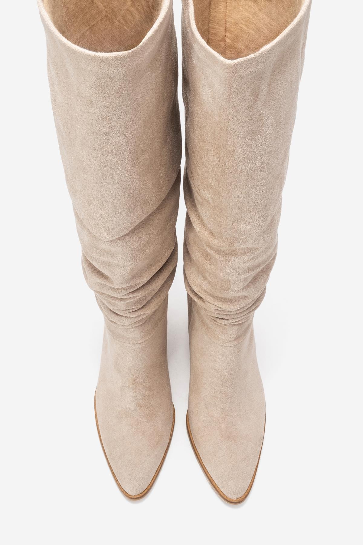 120 - Bota alta de tacón ancho de ante color beige (mujer)