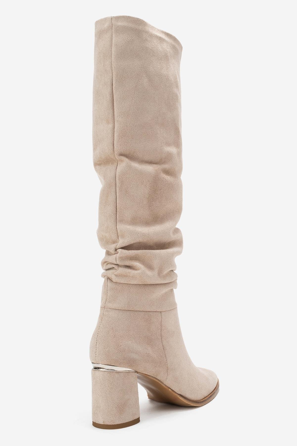 120 - Bota alta de tacón ancho de ante color beige (mujer)