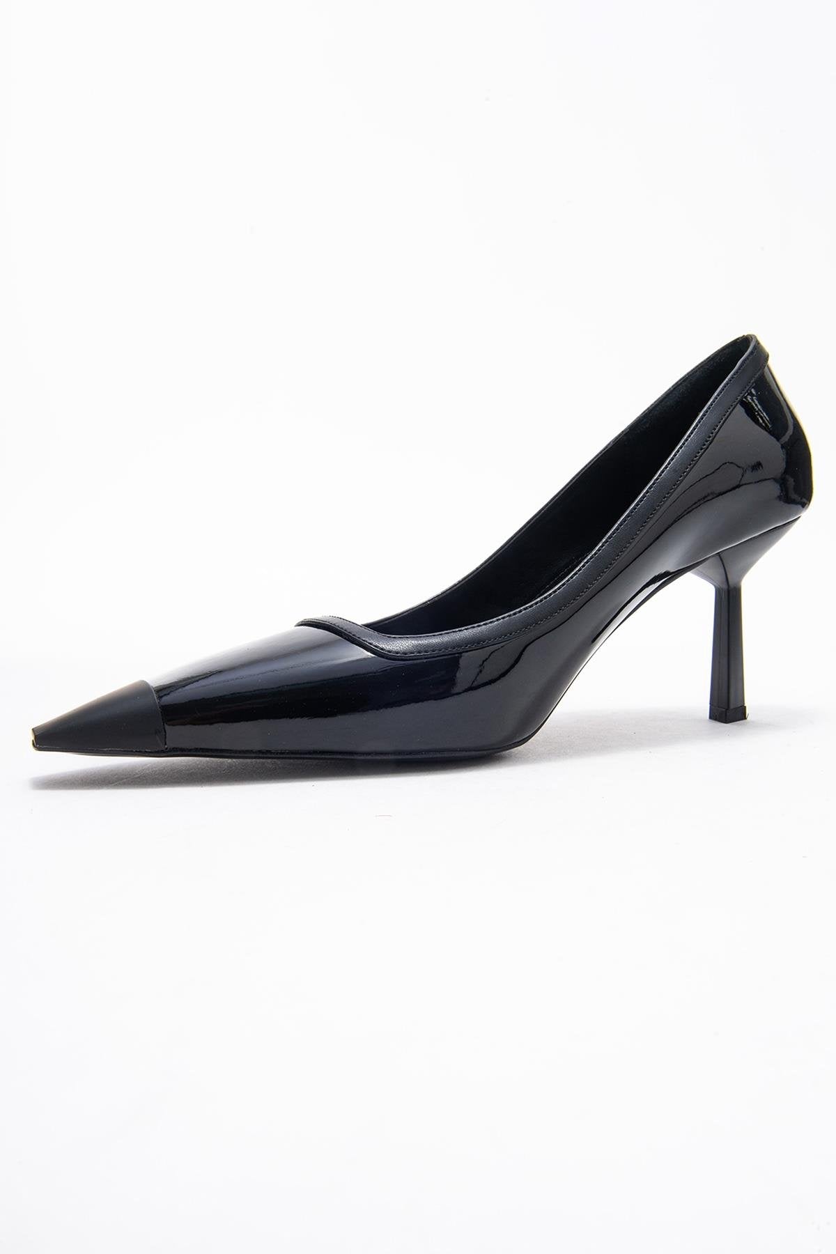 Rona - Zapatilla de tacón de punta fina de charol negro (Mujer)