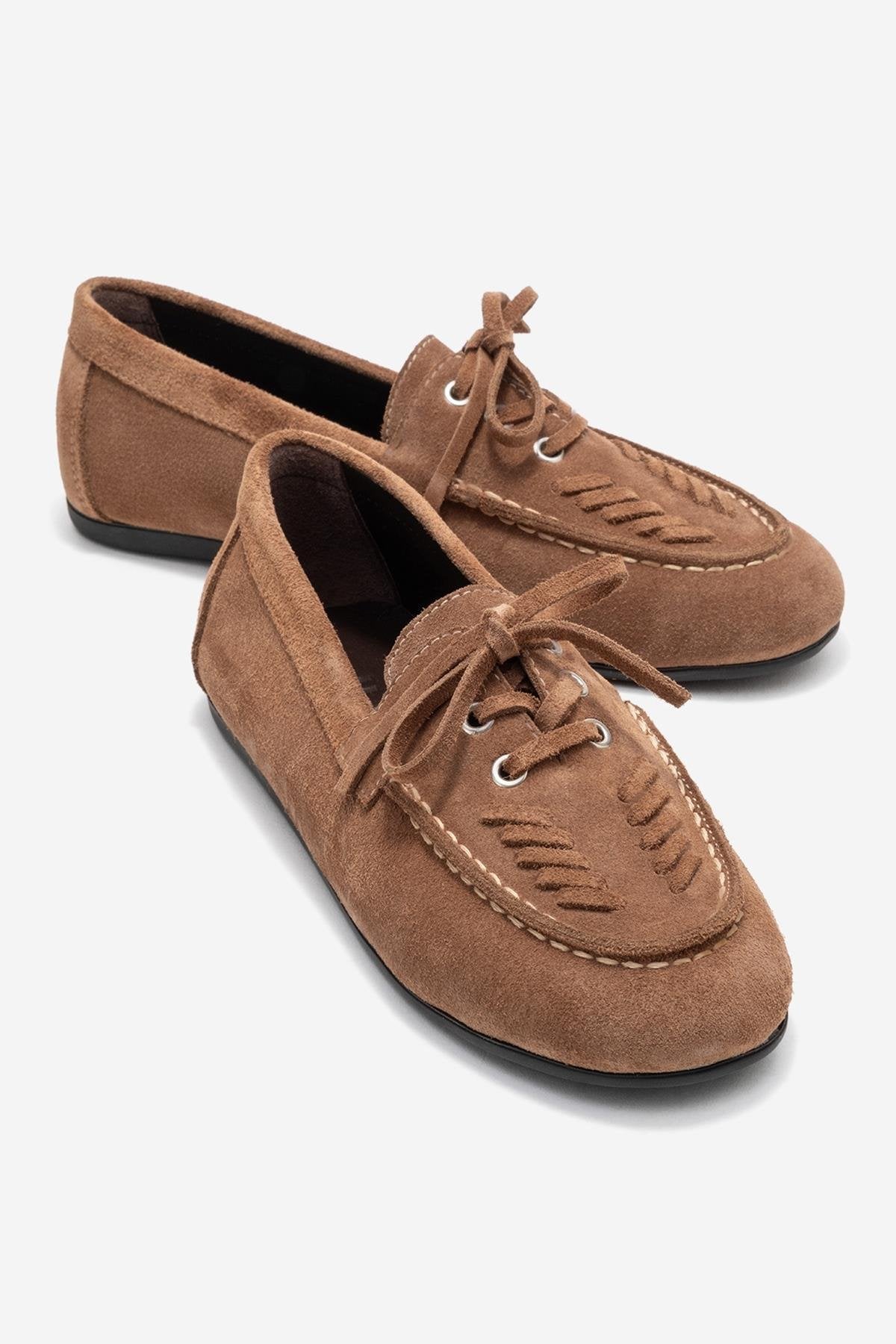 Lorven - Mocasín de cuero de ante color coñac con cordones (Mujer)