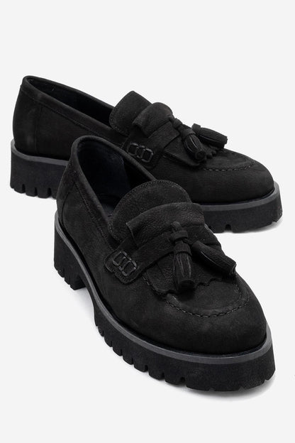 Mocasín Poen de gamuza negra con borlas (mujer)