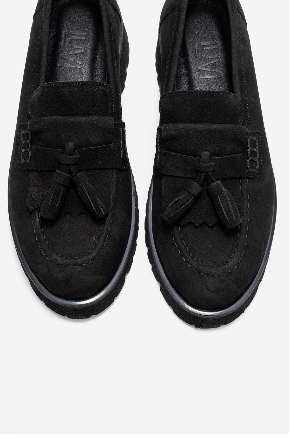 Mocasín Poen de gamuza negra con borlas (mujer)