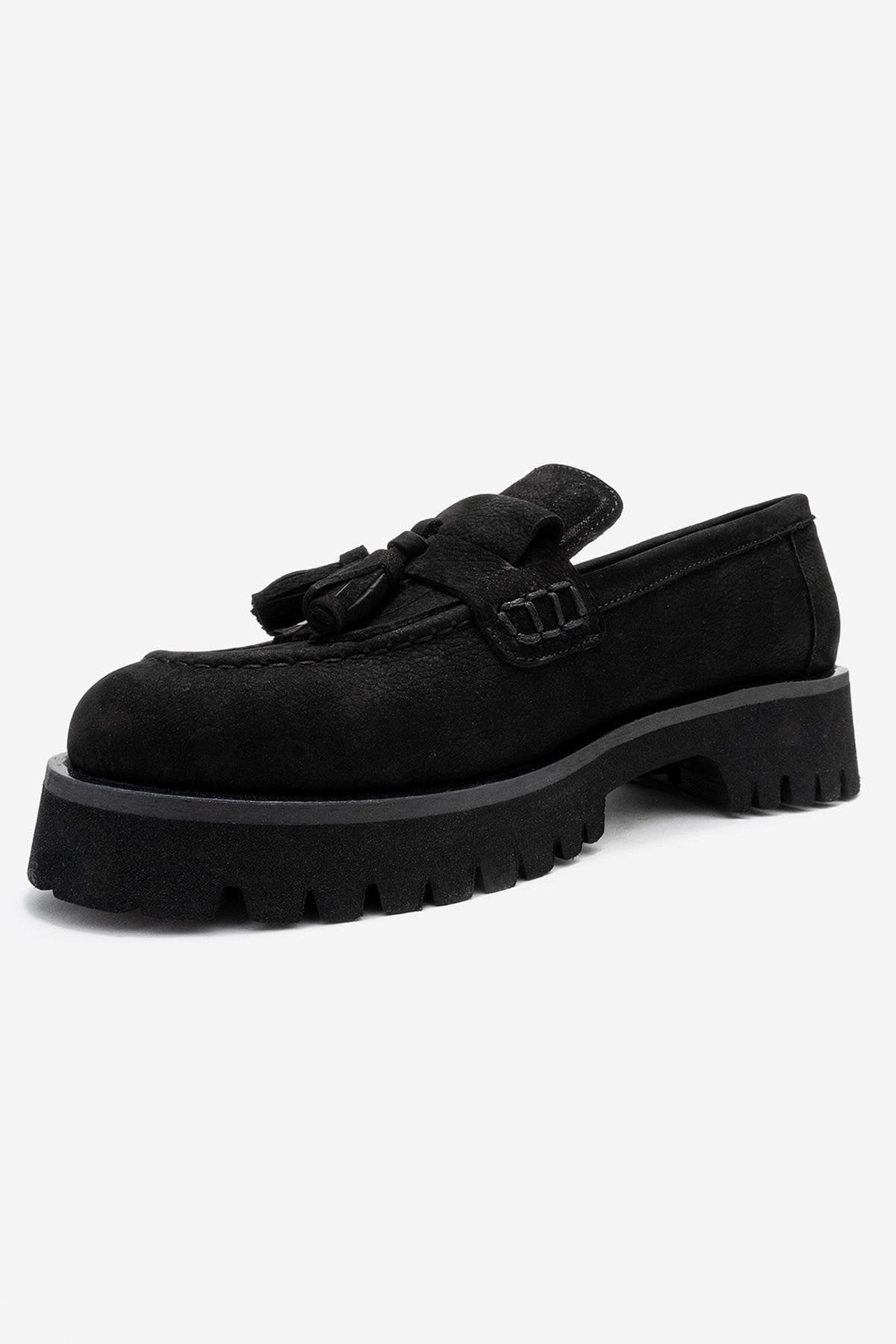 Mocasín Poen de gamuza negra con borlas (mujer)