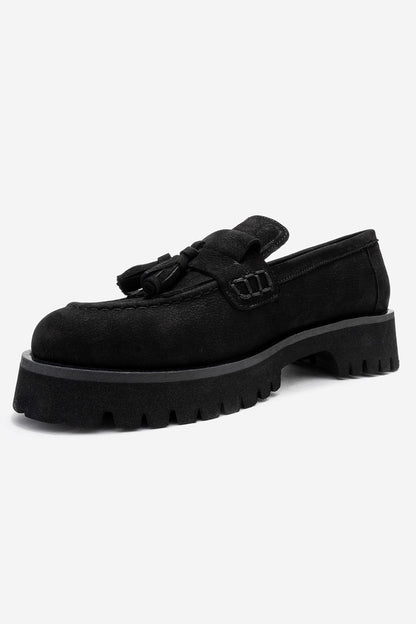 Mocasín Poen de gamuza negra con borlas (mujer)