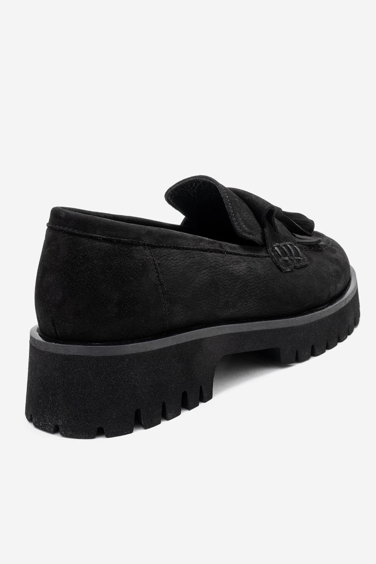 Mocasín Poen de gamuza negra con borlas (mujer)