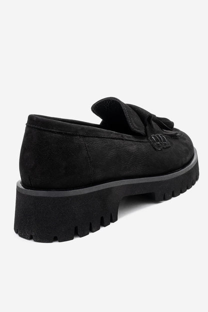 Mocasín Poen de gamuza negra con borlas (mujer)