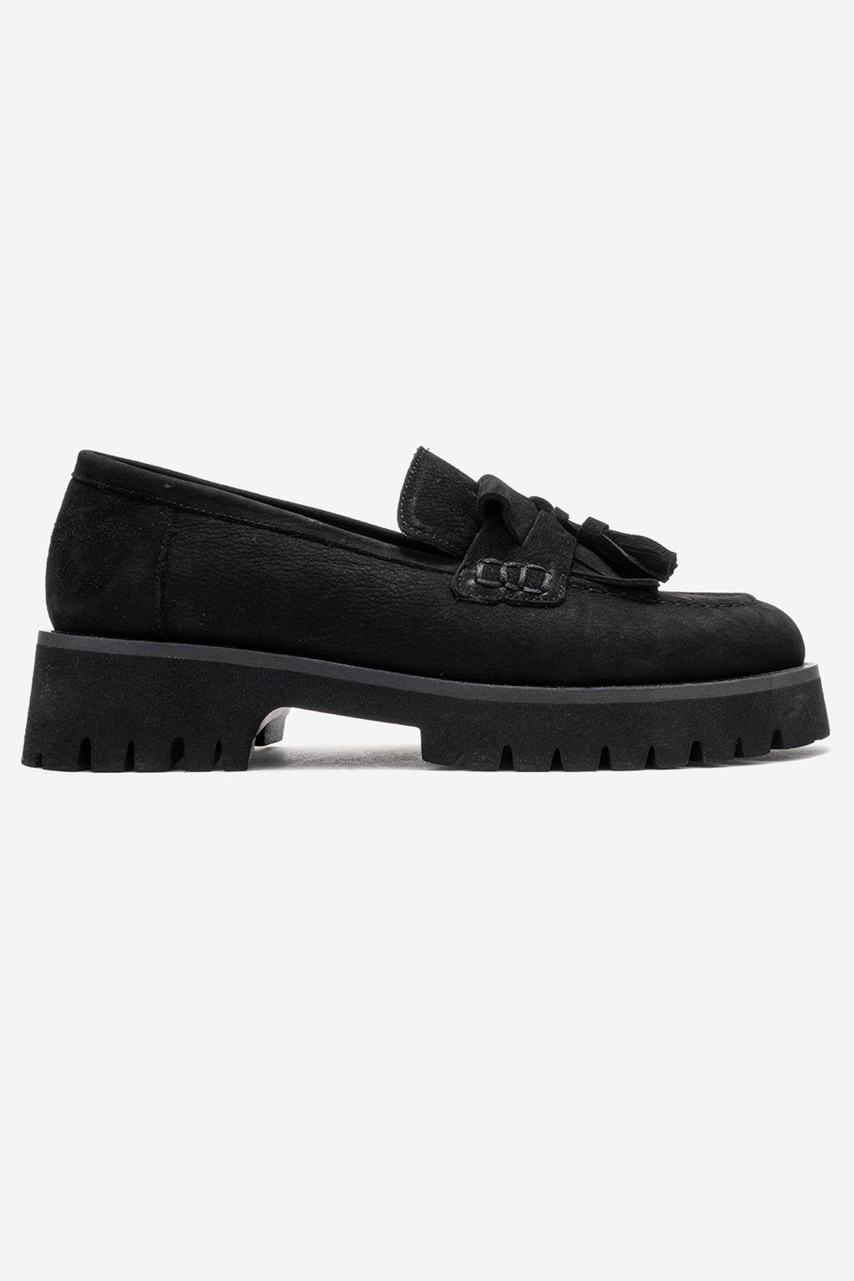 Mocasín Poen de gamuza negra con borlas (mujer)