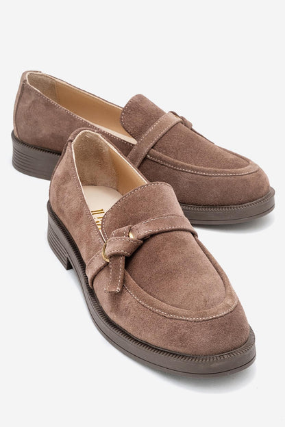 Galea - Mocasines de piel de ante color topo con hebilla (Mujer)