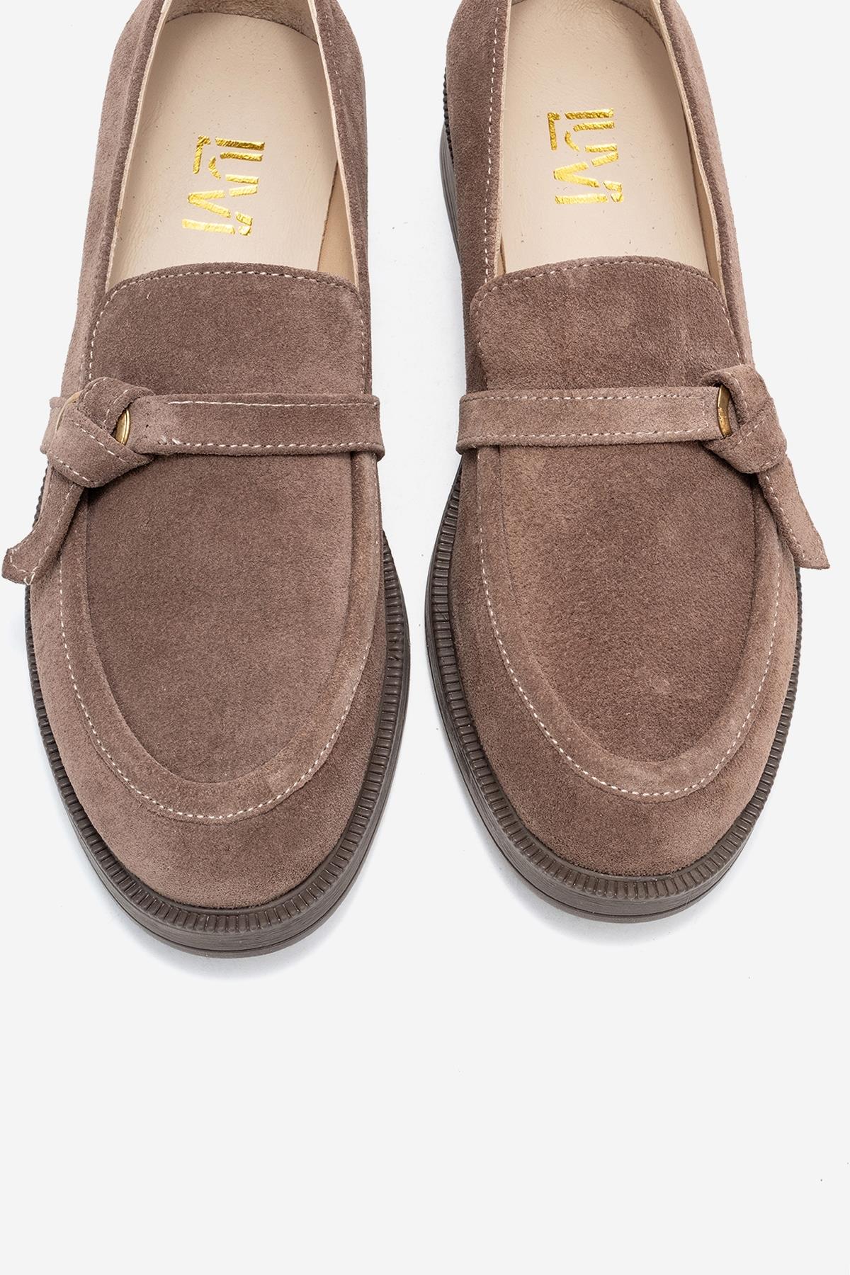 Galea - Mocasines de piel de ante color topo con hebilla (Mujer)
