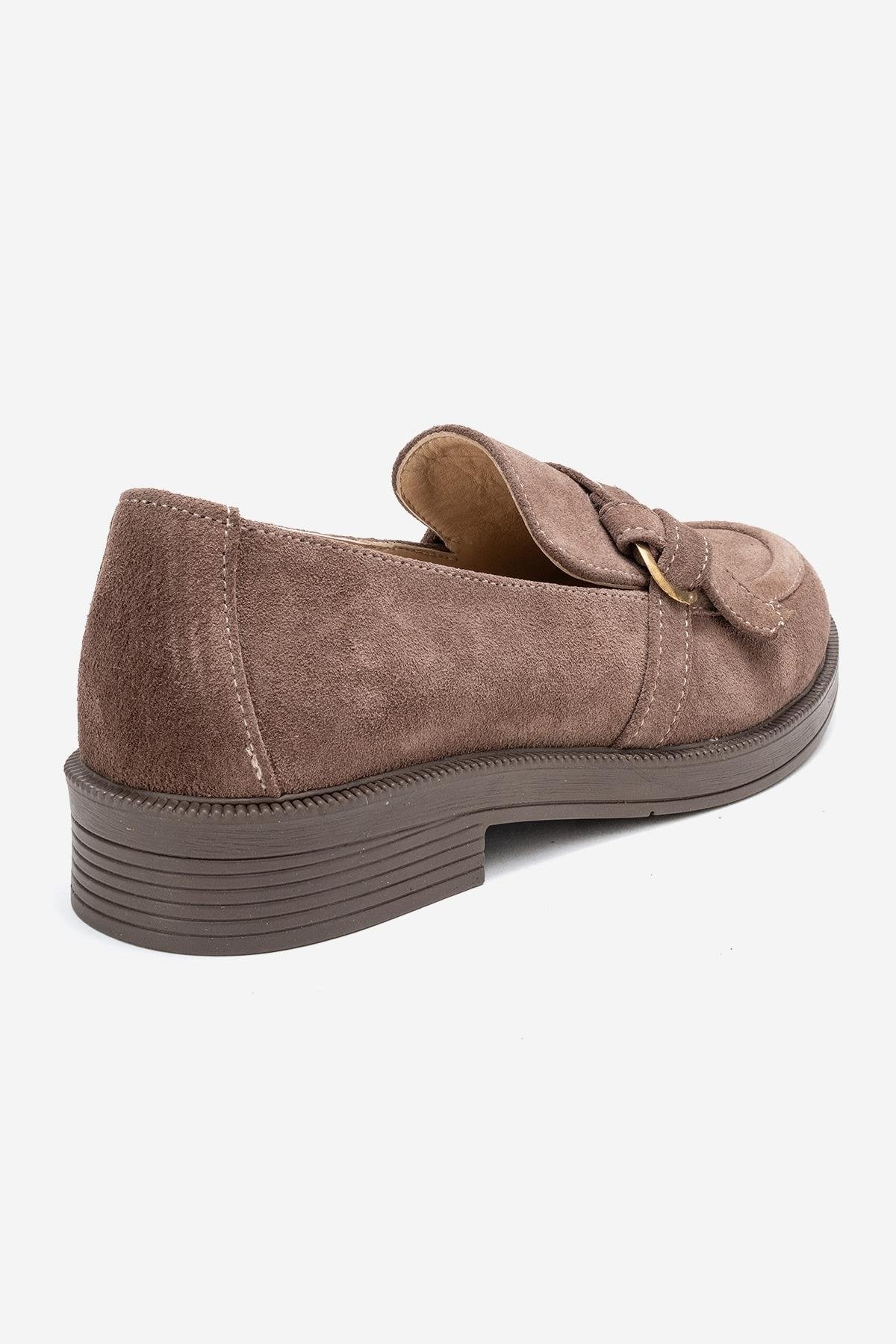 Galea - Mocasines de piel de ante color topo con hebilla (Mujer)
