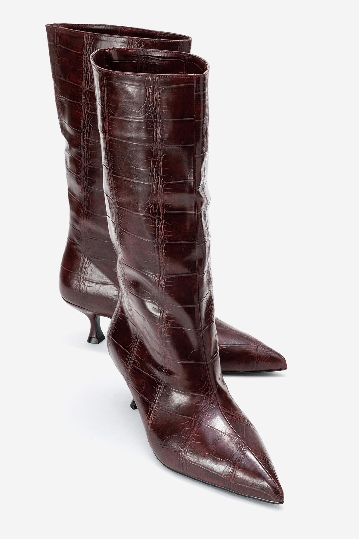 Crow - Bota para mujer con punta y diseño repujado color borgoña