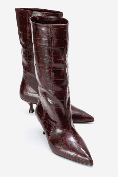 Crow - Bota para mujer con punta y diseño repujado color borgoña