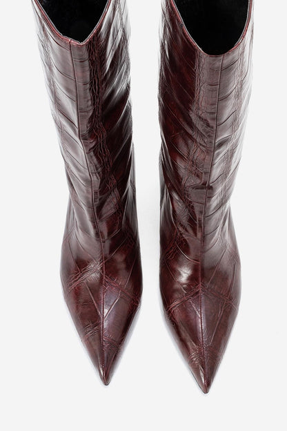 Crow - Bota para mujer con punta y diseño repujado color borgoña