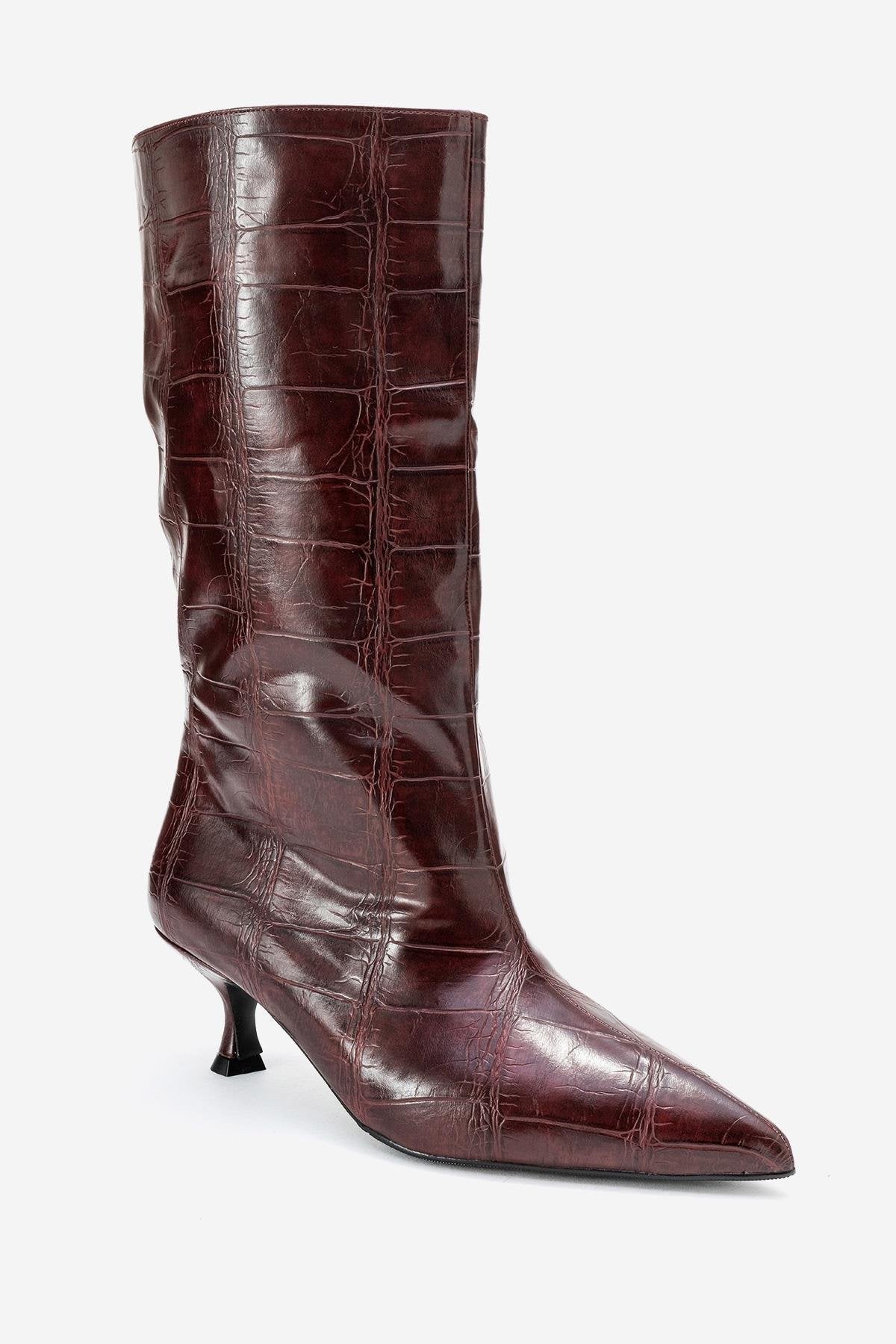 Crow - Bota para mujer con punta y diseño repujado color borgoña