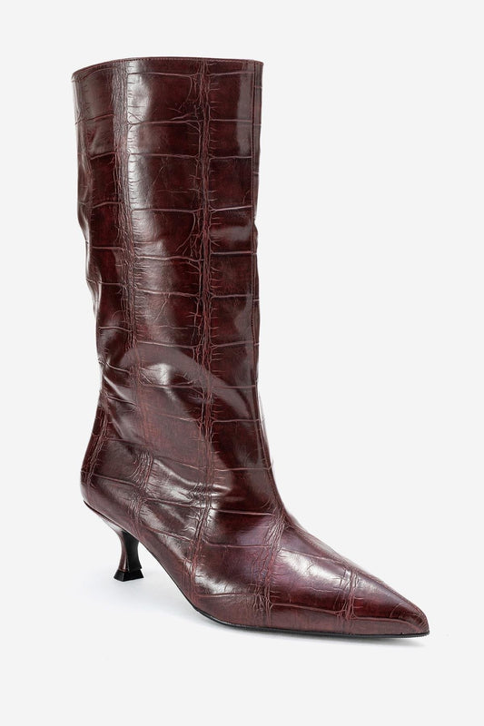 Crow - Bota para mujer con punta y diseño repujado color borgoña