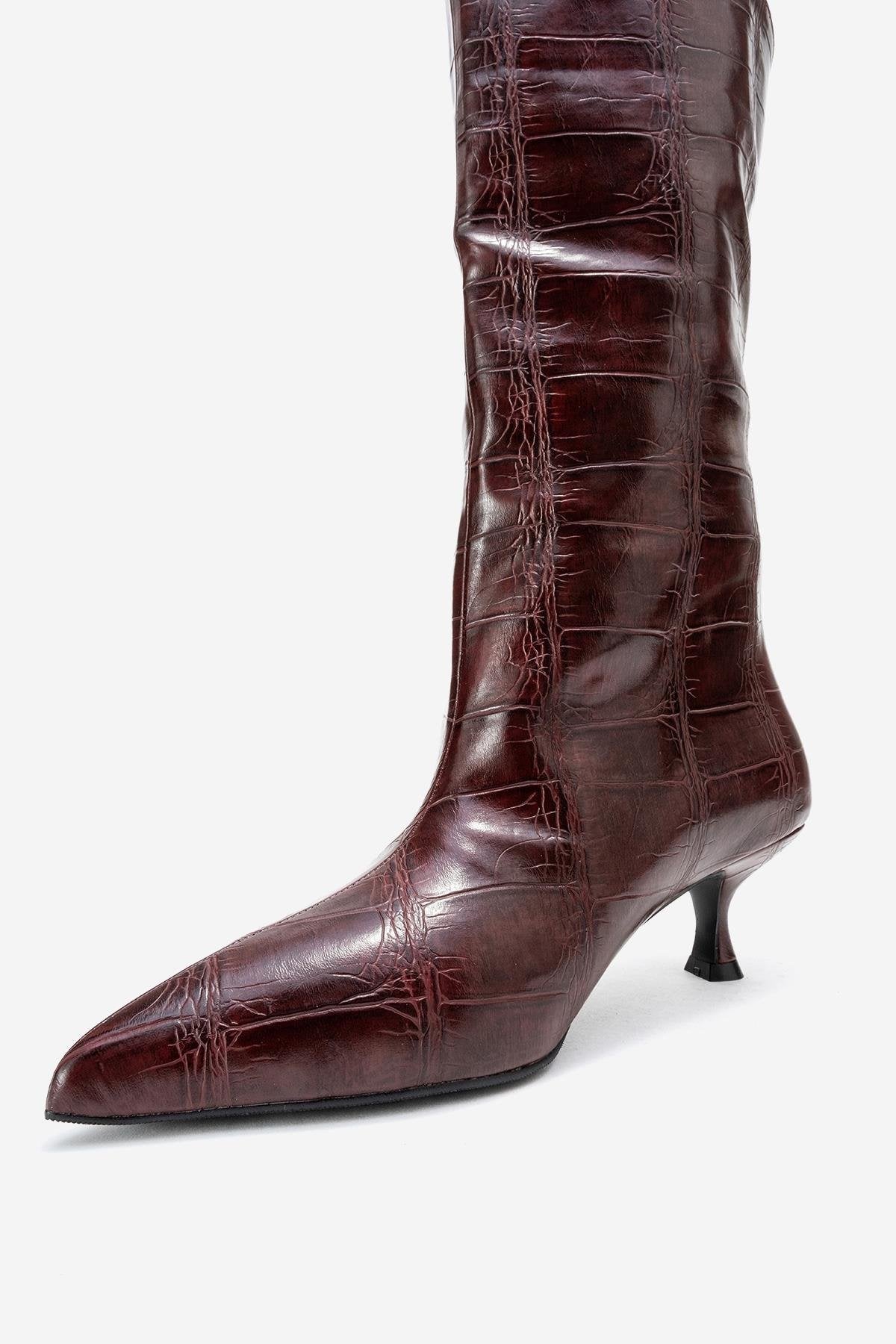 Crow - Bota para mujer con punta y diseño repujado color borgoña