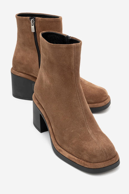 Junae - Bota de tacón de bloque de cuero de ante color coñac (Mujer)