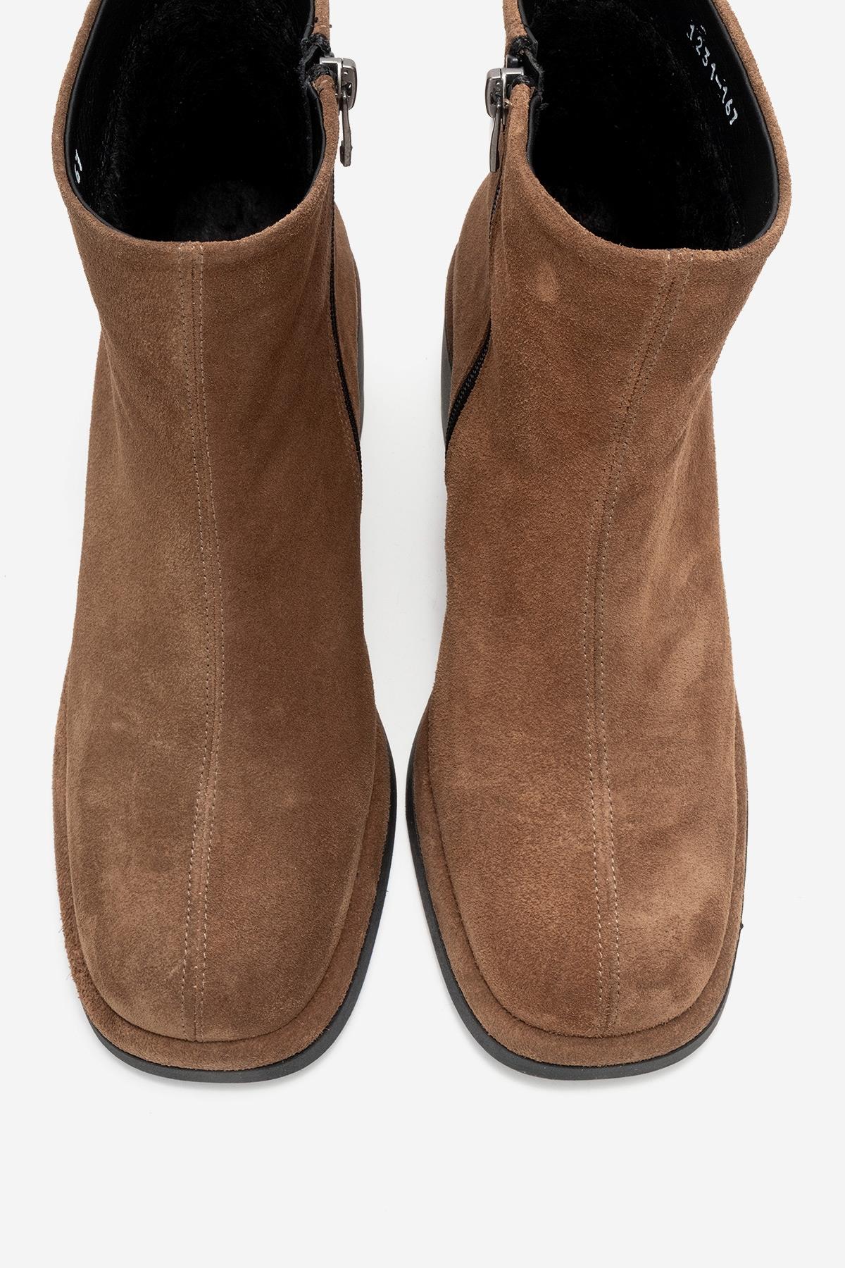 Junae - Bota de tacón de bloque de cuero de ante color coñac (Mujer)