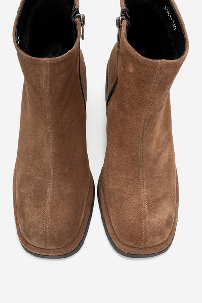 Junae - Bota de tacón de bloque de cuero de ante color coñac (Mujer)
