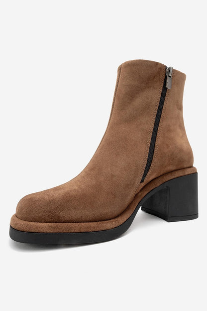 Junae - Bota de tacón de bloque de cuero de ante color coñac (Mujer)