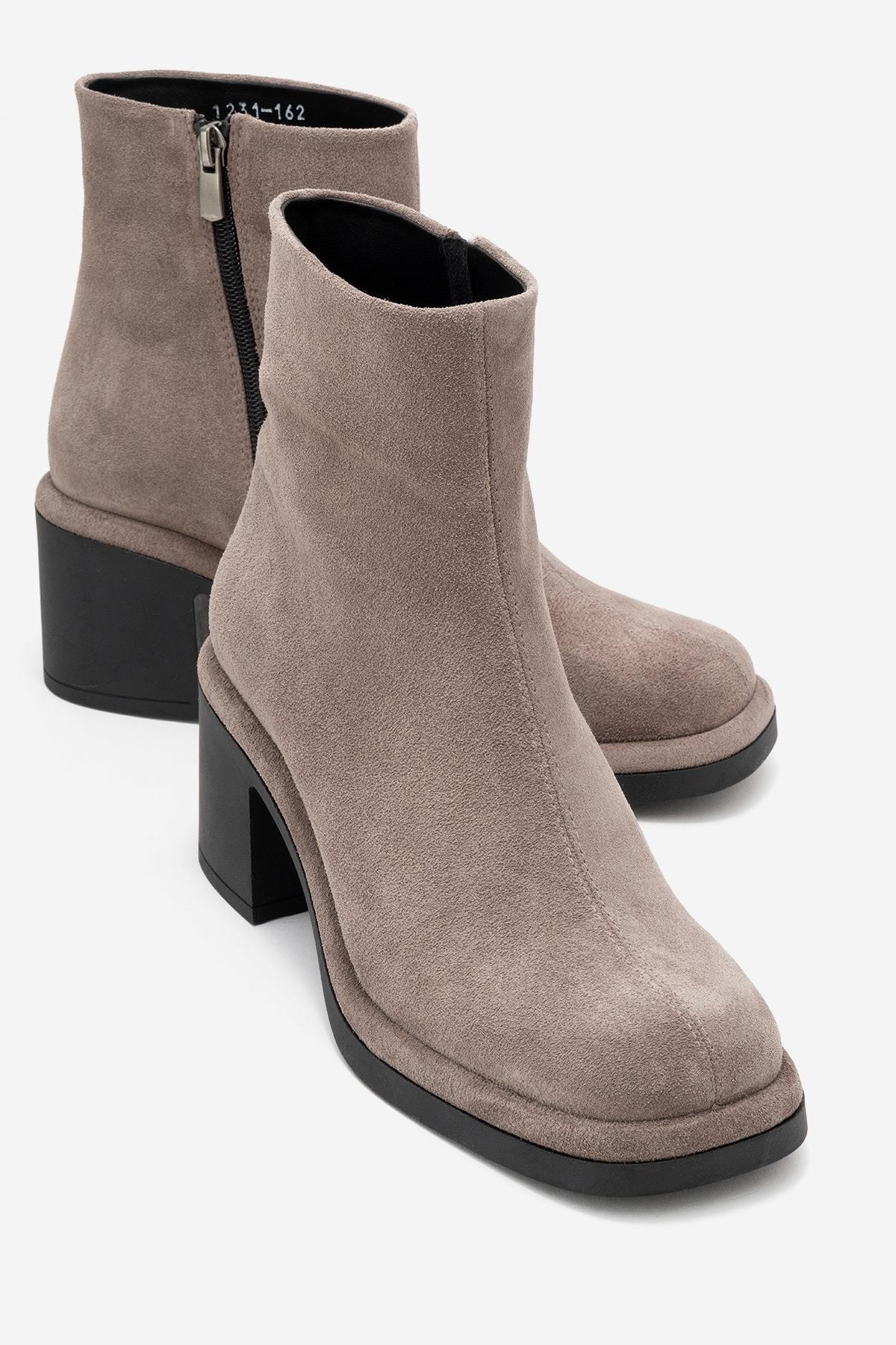 Bota con tacón bloque de gamuza color topo Junae (Mujer)