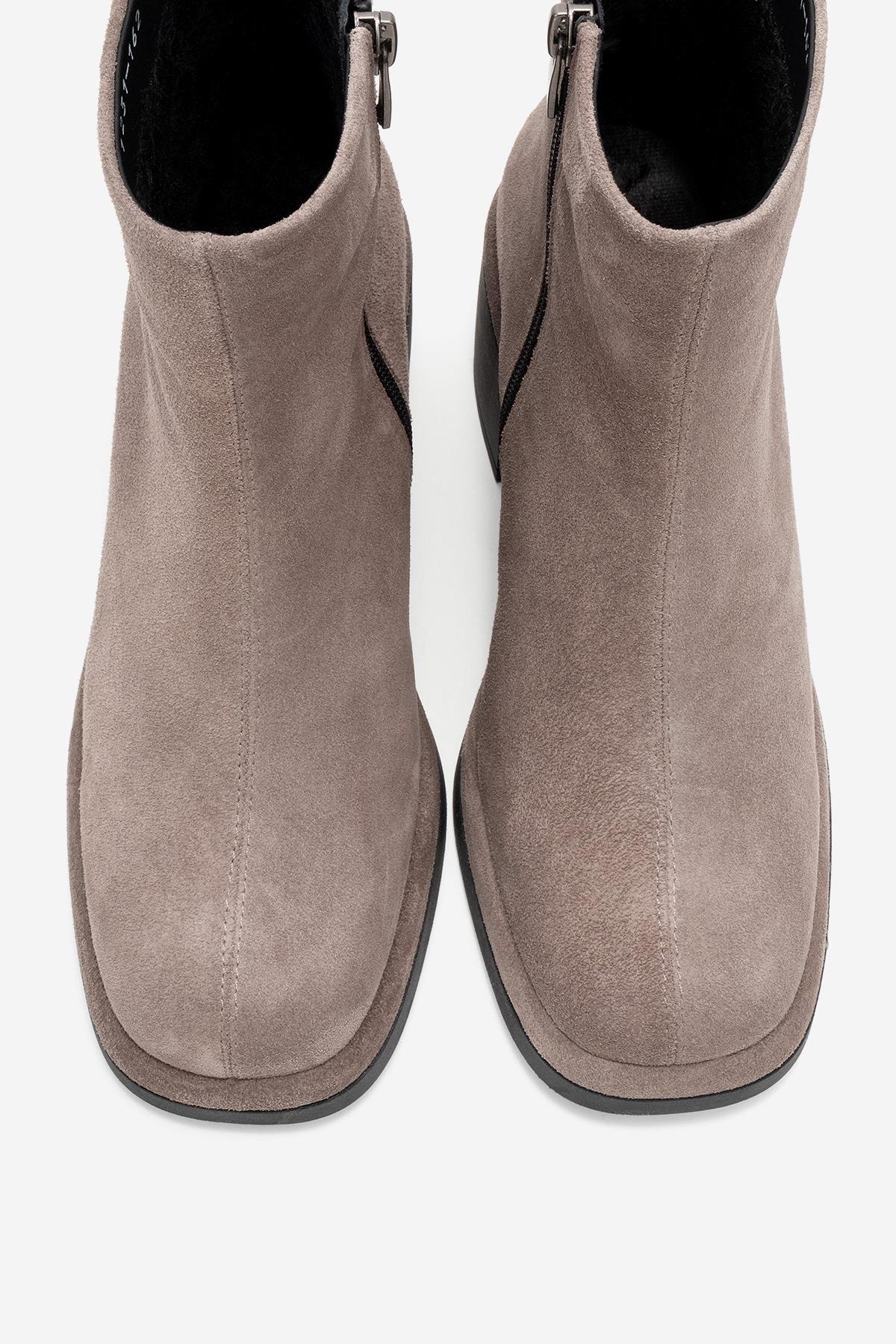 Bota con tacón bloque de gamuza color topo Junae (Mujer)