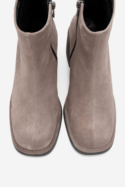 Bota con tacón bloque de gamuza color topo Junae (Mujer)