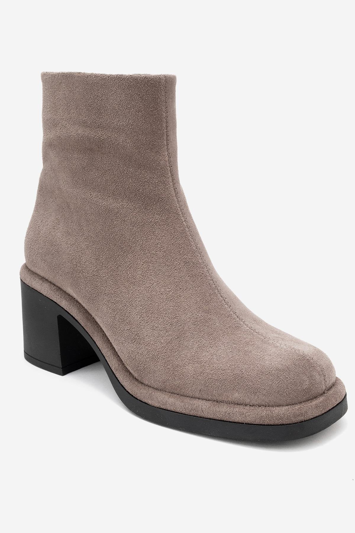 Bota con tacón bloque de gamuza color topo Junae (Mujer)