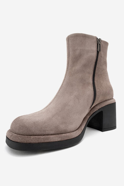 Bota con tacón bloque de gamuza color topo Junae (Mujer)