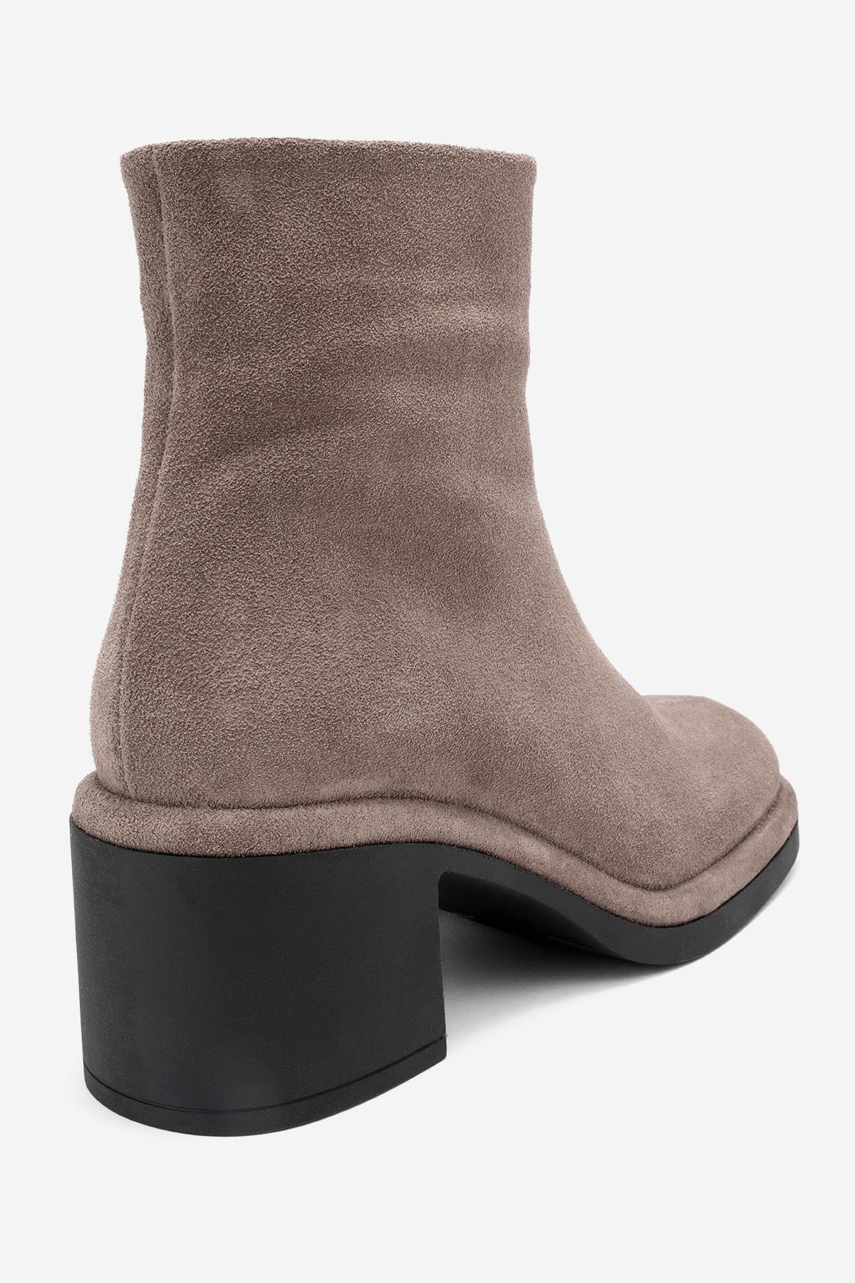 Bota con tacón bloque de gamuza color topo Junae (Mujer)