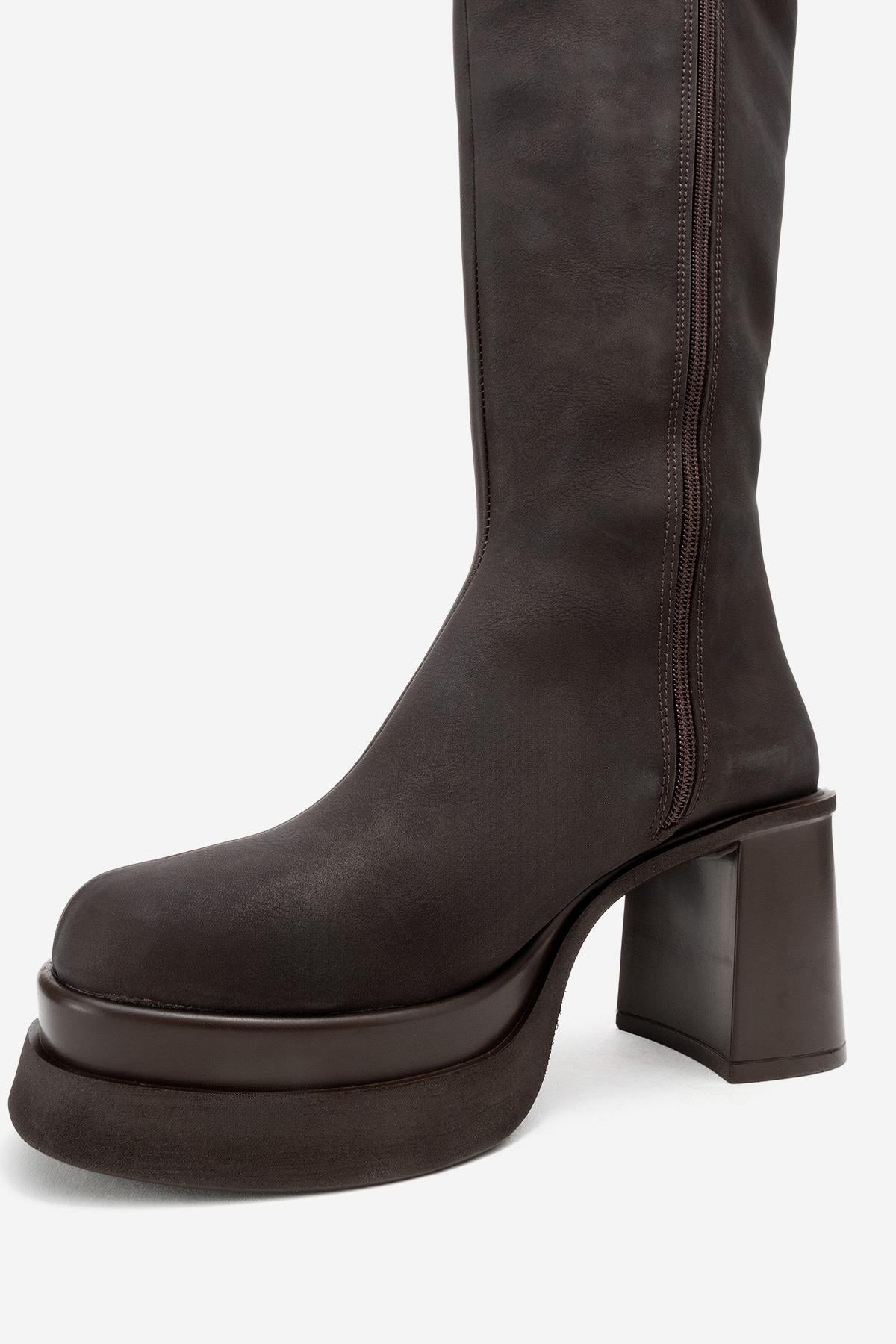 Carm - Bota de plataforma media pantorrilla de nobuk marrón (mujer)
