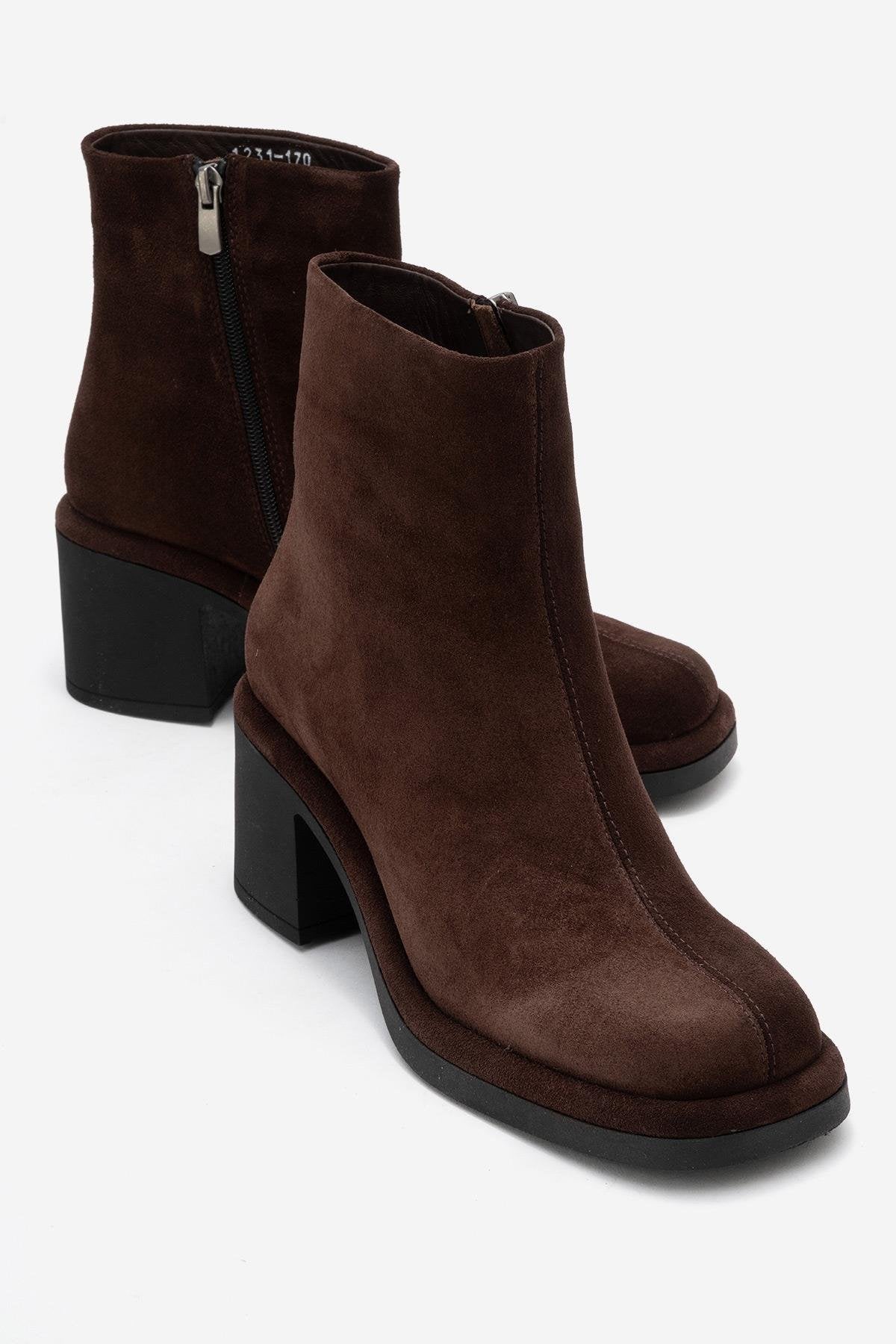 Junae - Bota de tacón cuadrado de cuero de ante marrón (Mujer)