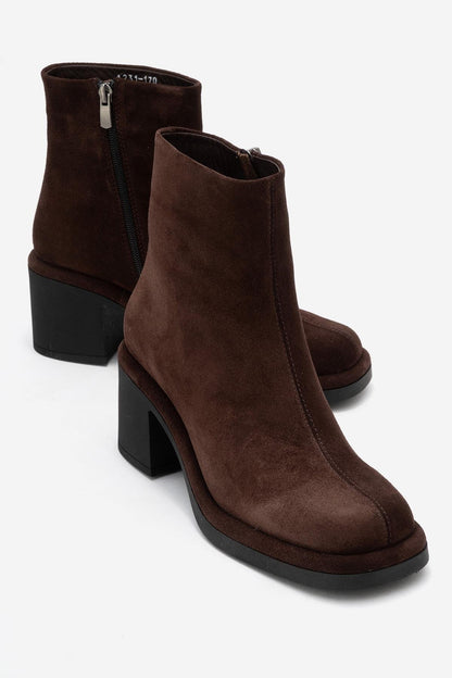 Junae - Bota de tacón cuadrado de cuero de ante marrón (Mujer)