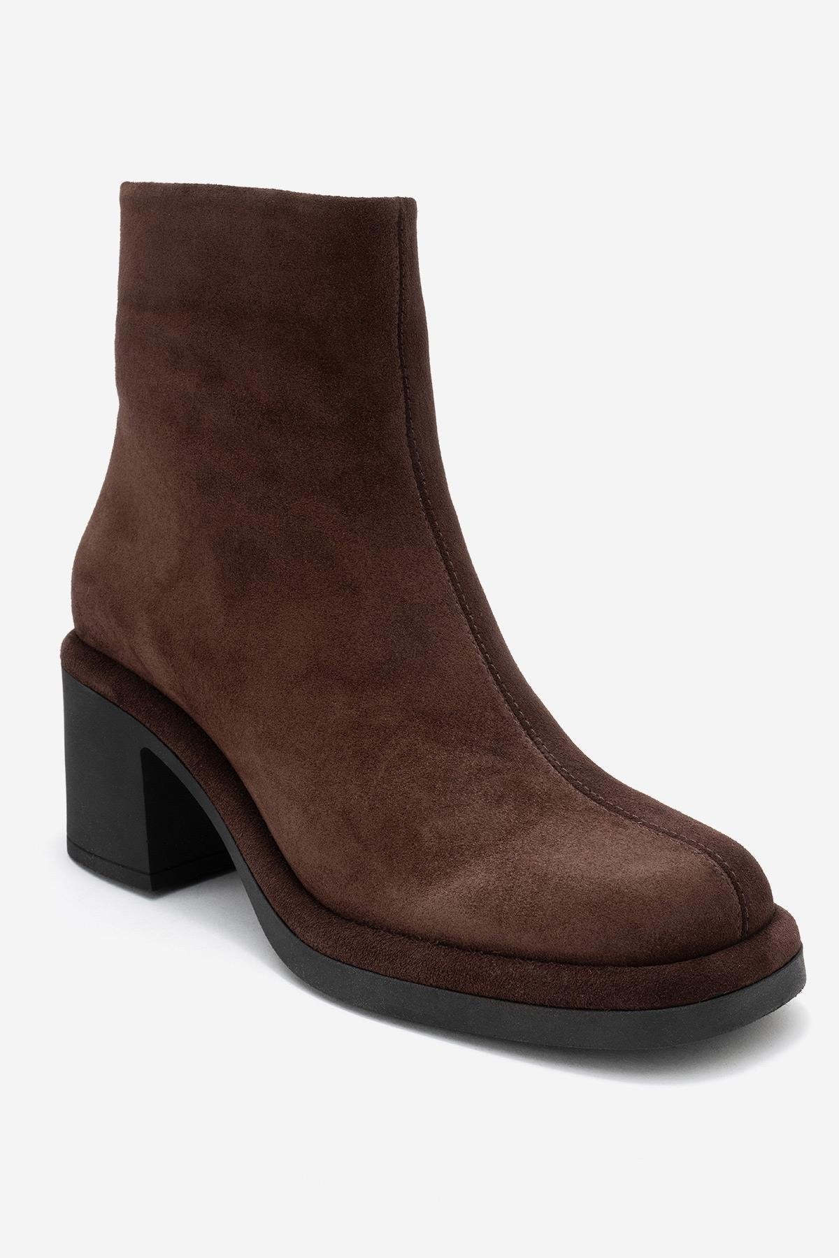 Junae - Bota de tacón cuadrado de cuero de ante marrón (Mujer)