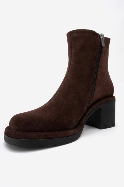 Junae - Bota de tacón cuadrado de cuero de ante marrón (Mujer)