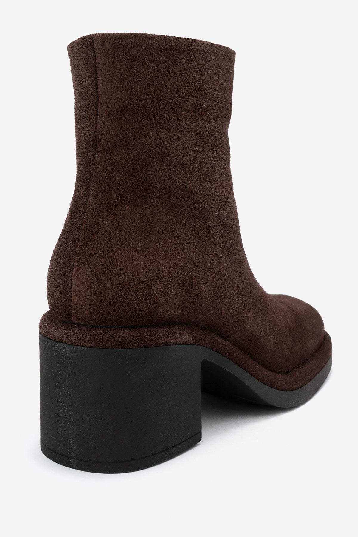 Junae - Bota de tacón cuadrado de cuero de ante marrón (Mujer)