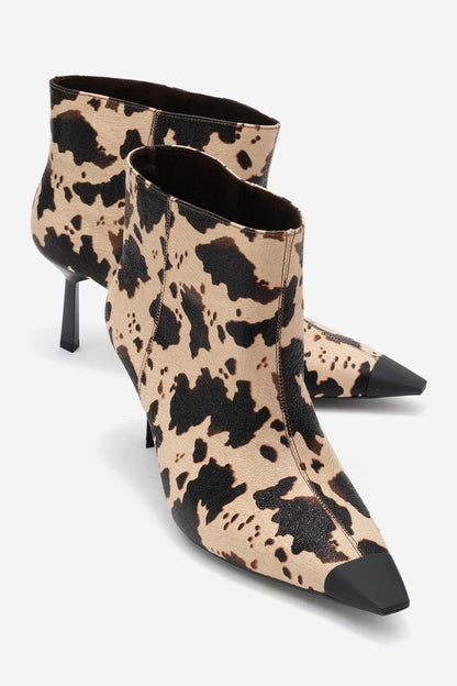Rassel - Bota para mujer con punta y estampado color beige