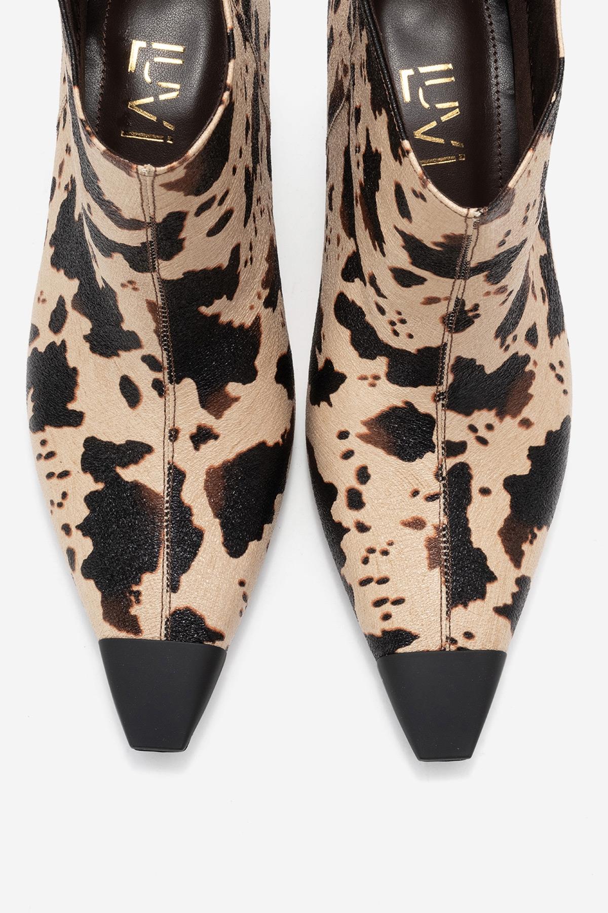 Rassel - Bota para mujer con punta y estampado color beige