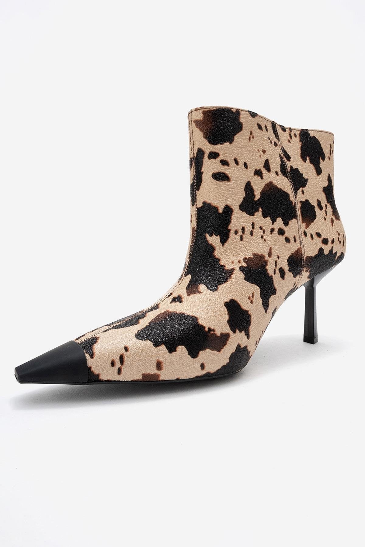 Rassel - Bota para mujer con punta y estampado color beige