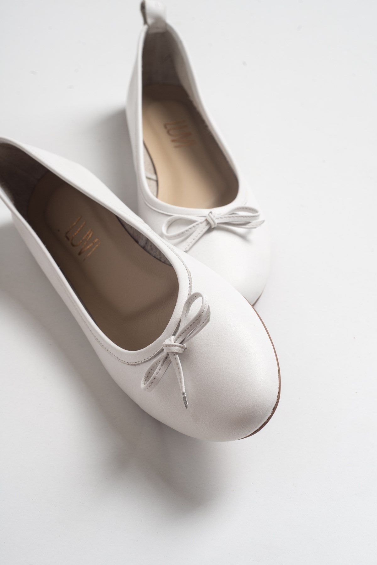 01 - Bailarina plana de piel auténtica blanca (mujer)