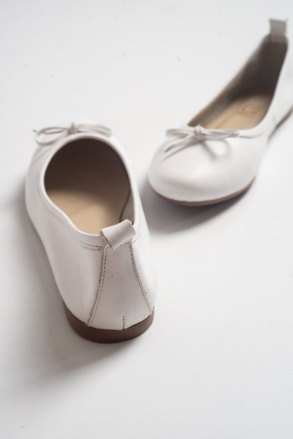 01 - Bailarina plana de piel auténtica blanca (mujer)