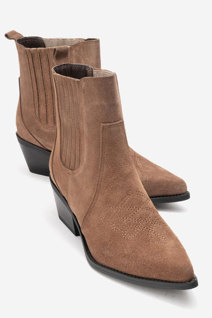 Julieta - Bota Vaquera de Piel de Ante Color Topo con Tacón Cuadrado (Mujer)