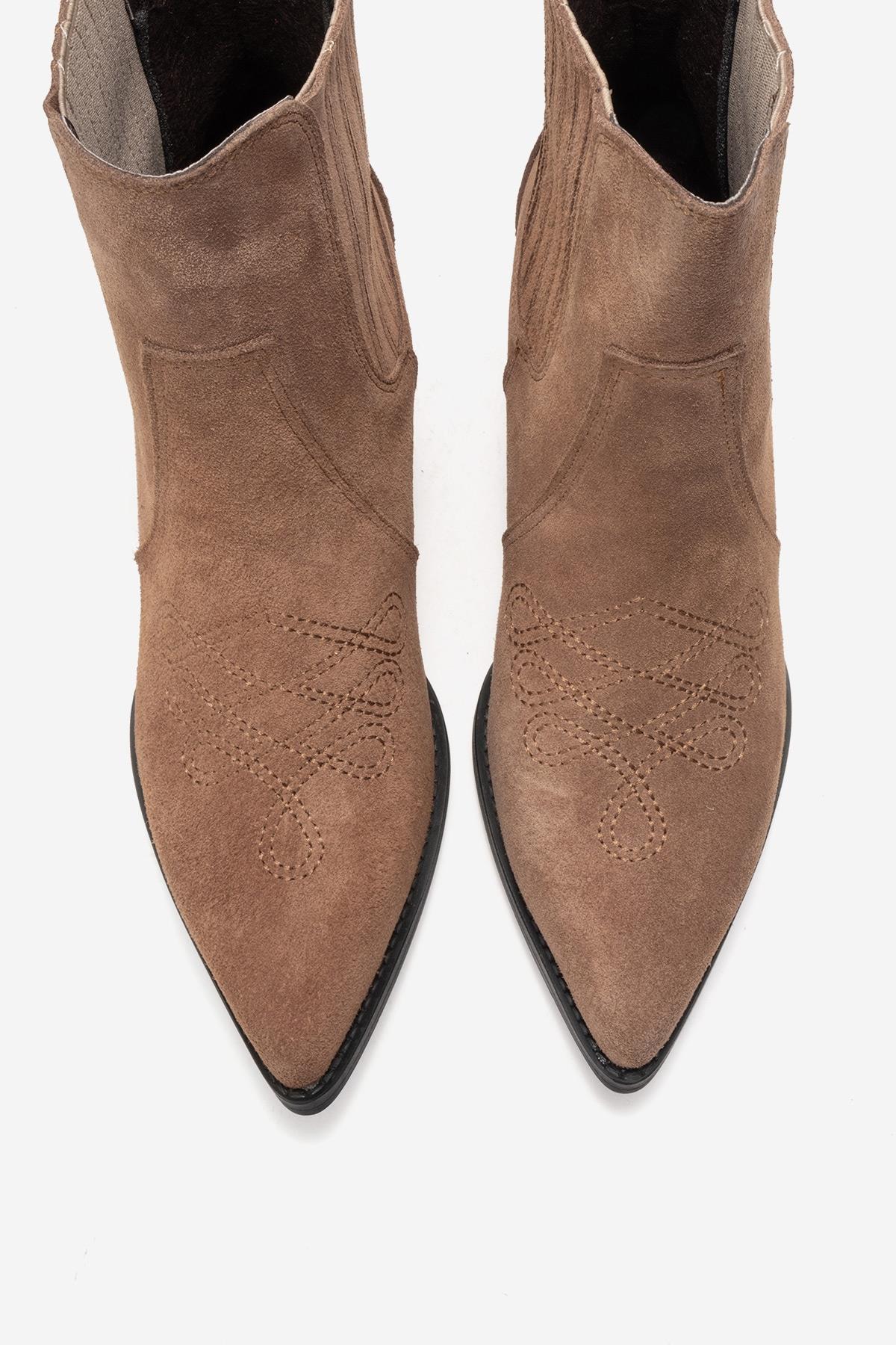 Julieta - Bota Vaquera de Piel de Ante Color Topo con Tacón Cuadrado (Mujer)
