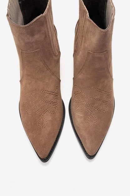 Julieta - Bota Vaquera de Piel de Ante Color Topo con Tacón Cuadrado (Mujer)
