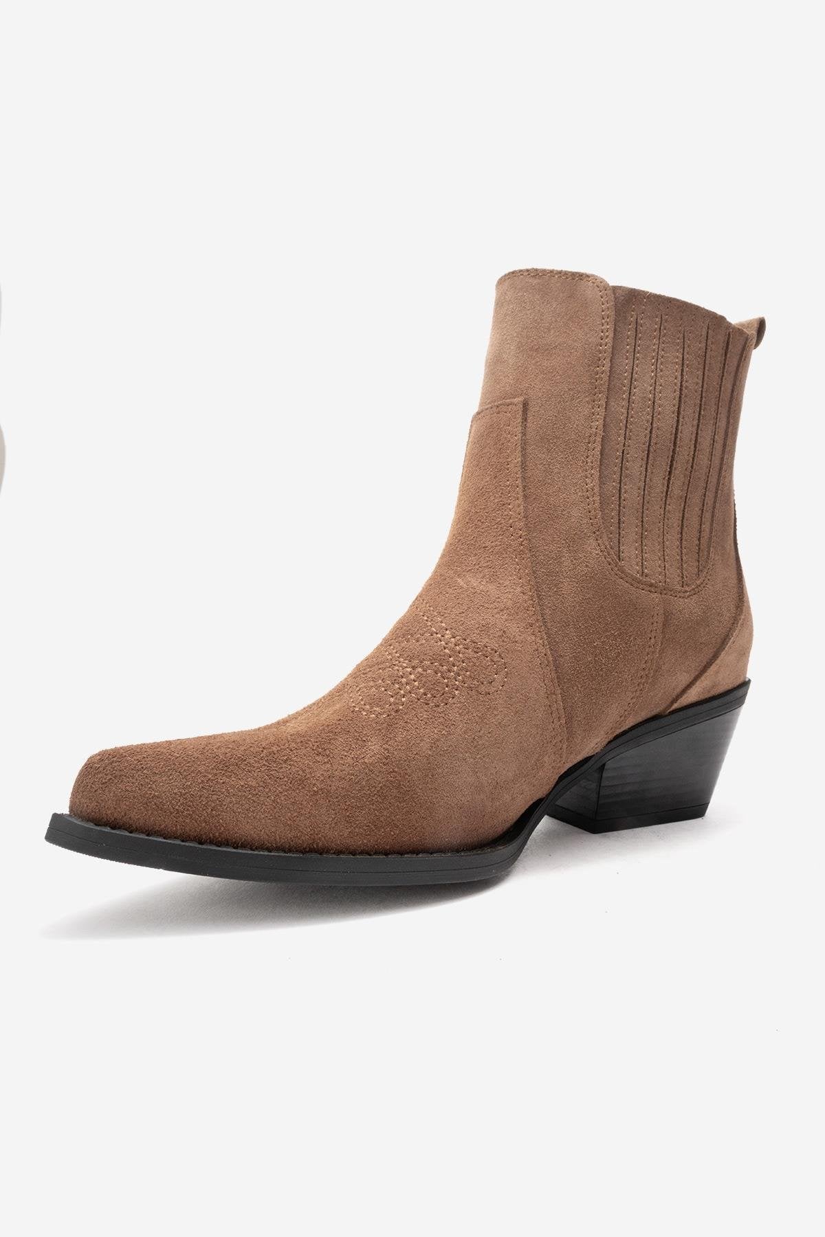 Julieta - Bota Vaquera de Piel de Ante Color Topo con Tacón Cuadrado (Mujer)
