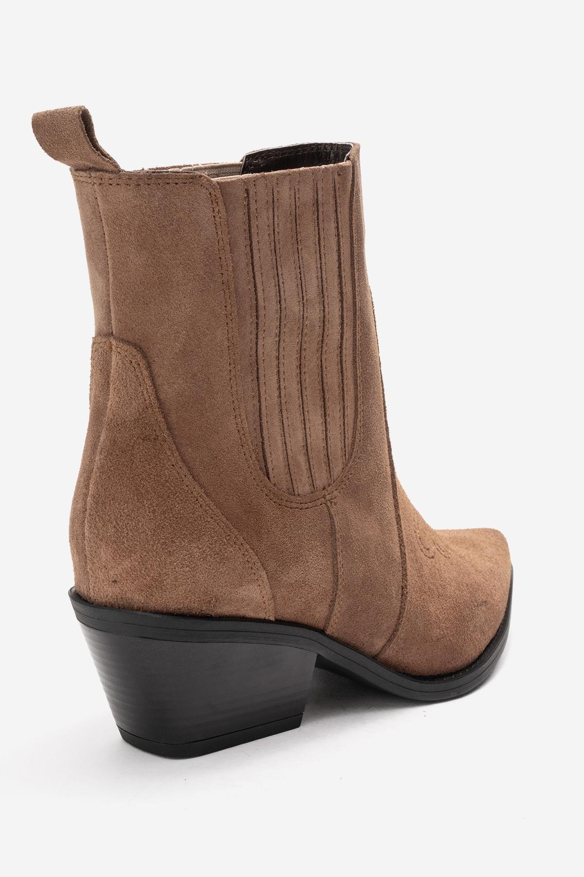 Julieta - Bota Vaquera de Piel de Ante Color Topo con Tacón Cuadrado (Mujer)